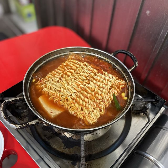 【明洞/ソウル】裏路地食堂でキムチチゲ食べる