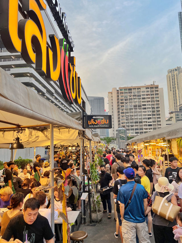 Experiance at Jodd Fairs Night Market Bangkok
