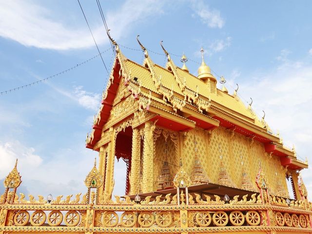 ไปวัดท่ามะกอก  ชมโบสถ์เรือนารายณ์ทรงสุบรรณ