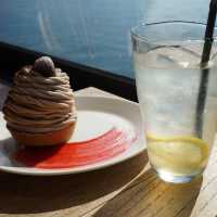 海がそばにあるカフェ