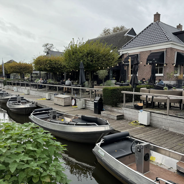 Giethoorn’s Tranquil Waterways! 