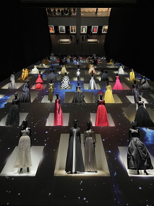 期間限定！ディオールの美術展で夢のひとときを。