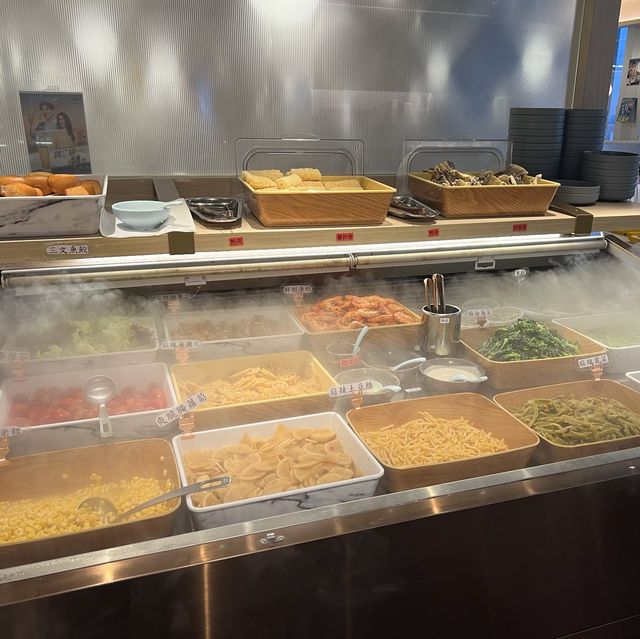 舒適闊落。近百款食材之火鍋放題店