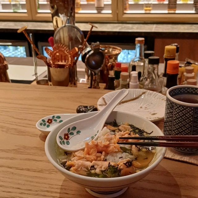 正中午 , 四季菊吃個茶泡飯，有型有格！ 