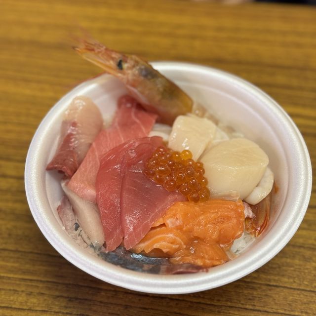 「青森魚菜市場：色彩繽紛、新鮮美味嘅海鮮丼」