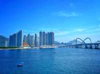 將藍踩單車享受海景