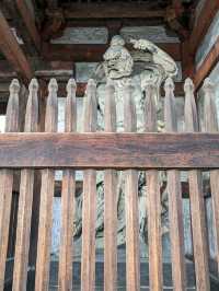 世界遺産【仁和寺】のニ王門は、２体の金剛力士像達に護られている