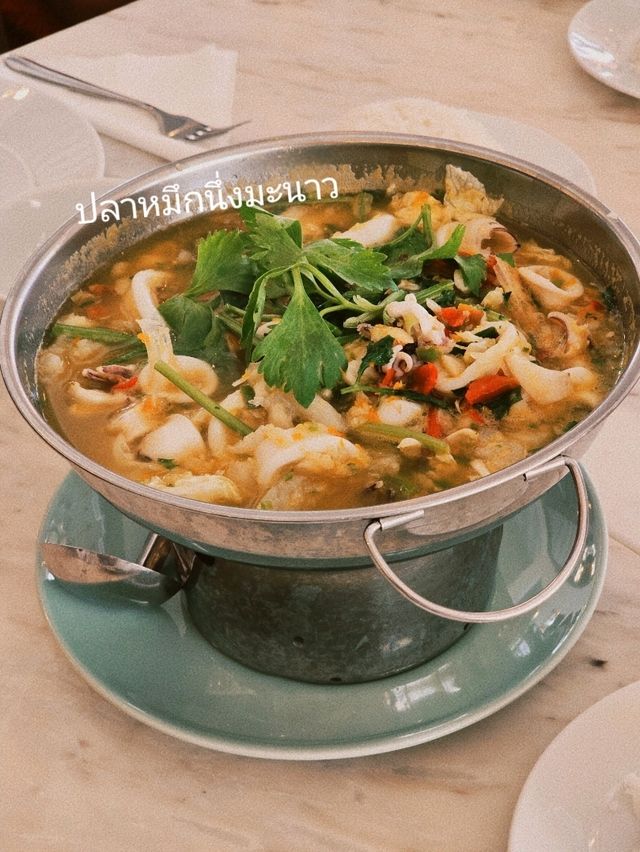 บ้านป้อมเพชร อาหารอร่อย ติดริมแม่น้ำเจ้าพระยา 🌊