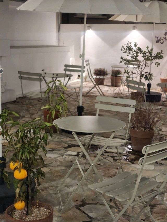 깔끔한 유럽풍 분위기의 디저트 카페 로더