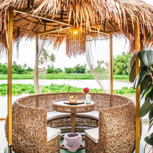 คาเฟ่ลับริมน้ำที่ต้องนั่งเรือเข้าไปเท่านั้น