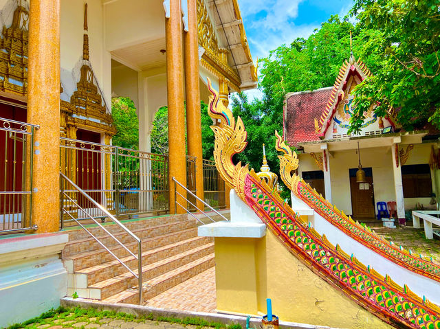 สักการะหลวงพ่อองค์ใหญ่บนเชิงเขา