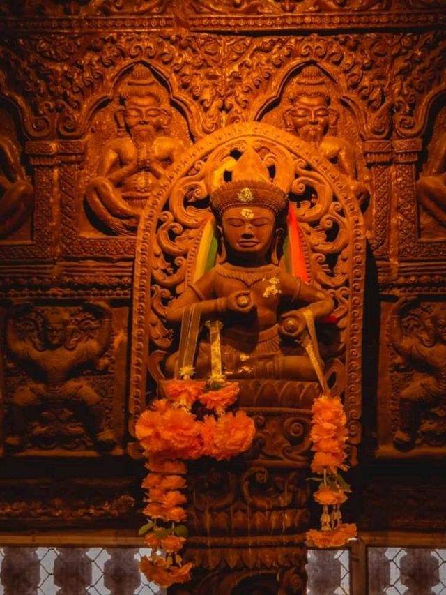 unseen ลพบุรี เดินขึ้น ปราสาท รวมรอยพระพุทธบาท 