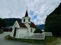 隱身在松恩峽灣(Sognefjorden)深處的挪威迷你小村落Undredal