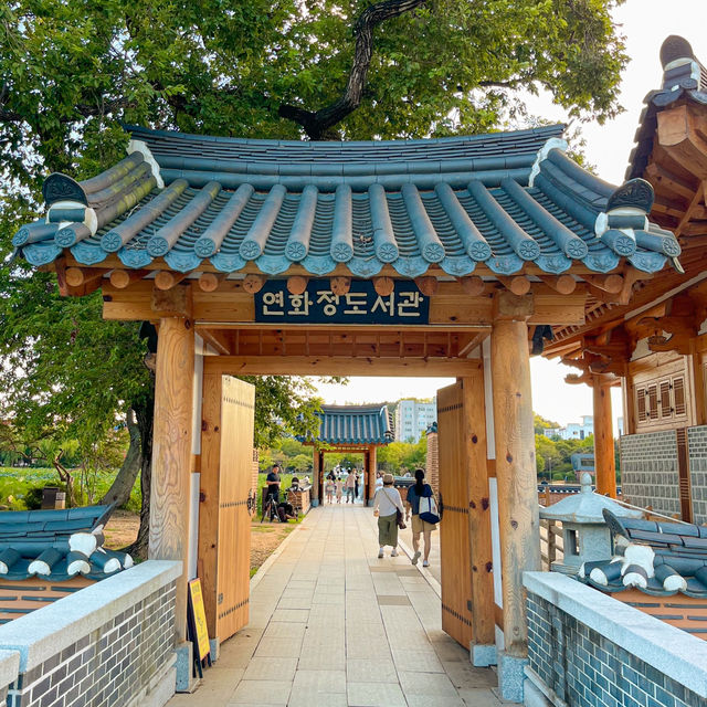 호수 위에 떠있는 한옥 도서관