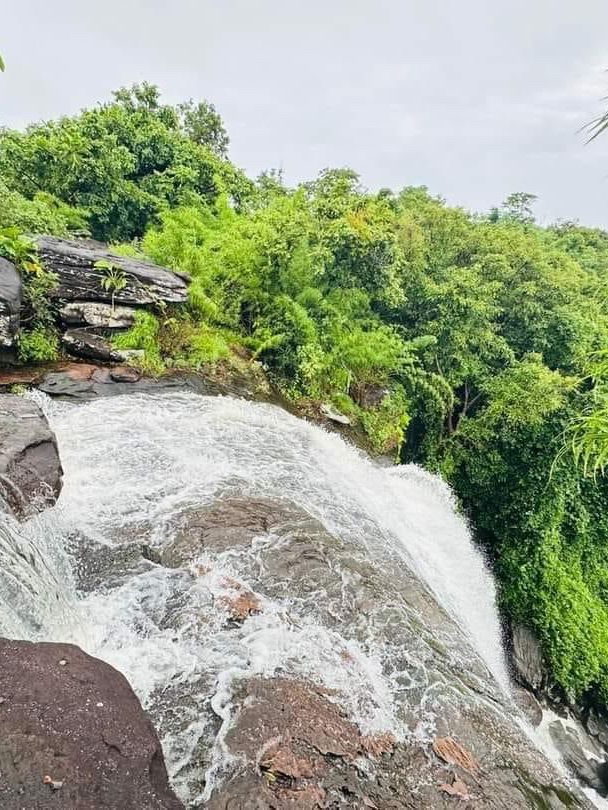 น้ำตกผาหลวง อ.ศรีเมืองใหม่ จ.อุบลราชธานี