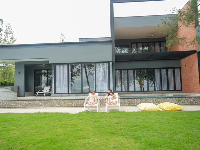 Emmarin Villa เป็นLuxury Pool Villa อยู่หาดแสงอรุณ