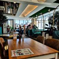 Chill, Work, and Dine at Seven Oaks