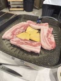 韓國首爾｜弘大 水芹菜烤豬肉 The Grazing Pig 풀뜯는돼지 吃草的豬烤肉