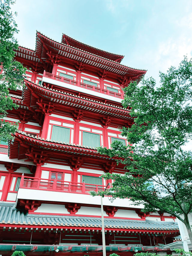 “The Majestic Buddha Tooth Relic Temple: A Spiritual Jewel in the Heart of Singapore”