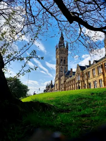 The Iconic Tower of the University of Glasgow 🏰✨📚🌳🌤️