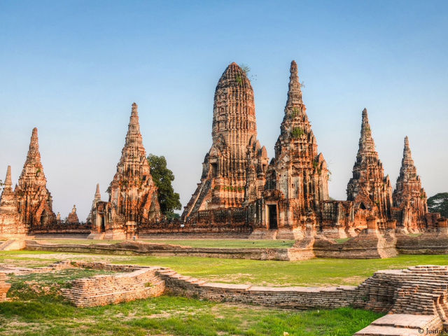 "Ayutthaya in a Day: Bike Temples, Boat Noodles & the Ultimate Sunset Selfie 🚲🌅"