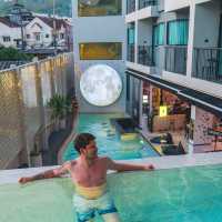 สุนทรีไปกับแสงสี Ratri Hotel Phuket Old Town