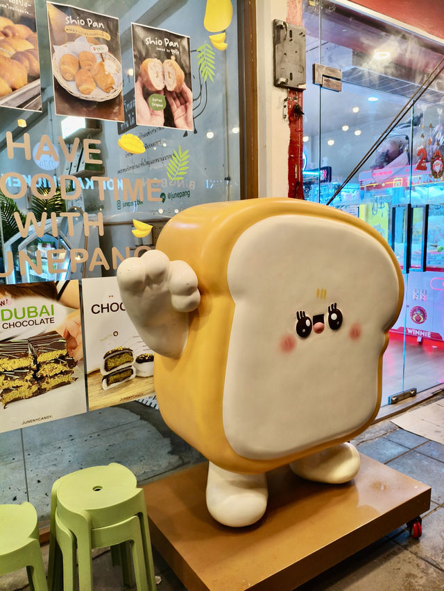 曼谷｜這間爆紅烤麵包店也太犯規！多口味讓我邊吃邊覺得幸福甜點控務必收藏！
