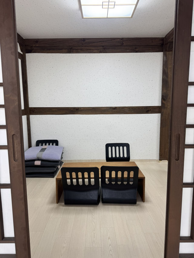 100년이 넘는 한옥을 리모델링하여 전통과 현대가 조화를 이루는 대형 한옥 카페