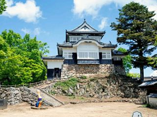 Akashi Castle Ruins – A Peaceful Glimpse into Japan’s Feudal Past