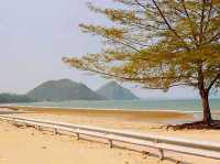 หาดสามร้อยยอดโดดเด่นด้วยทิวทัศน์ที่งดงาม เขาหินปูน