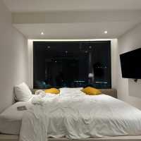 Yello Rooms Hotel ที่พักวิวรถไฟฟ้าสุดปัง