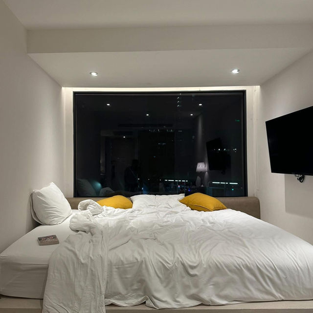 Yello Rooms Hotel ที่พักวิวรถไฟฟ้าสุดปัง