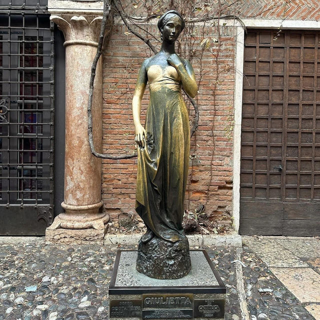 🏰 *Basilica di San Zeno: Verona’s Golden Romanesque Jewel* ☀️✨