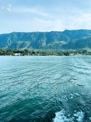 Liburan Musim Panas yang Sempurna: Perjalanan Feri Indah dari Samosir ke Pulau Parapat