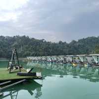 ที่พักเขื่อนเชี่ยวหลาน เล่นน้ำจอยๆ ที่แพภูผาวารี