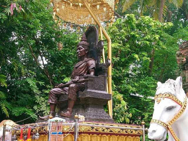 ไหว้สถูปพระเจ้าเม็งรายมหาราช