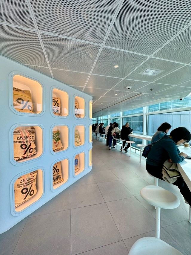 % Arabica at HKIA – Fresh Coffee & Tarmac Views Before the Flight