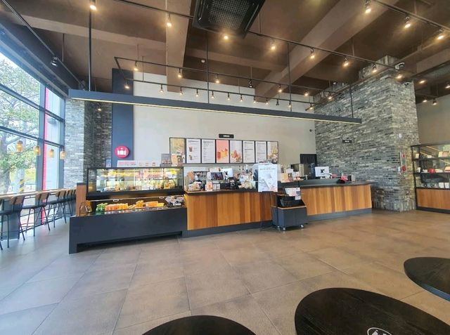 대한민국 구미 | 금오산 아래 아늑한 휴식처: 할리스 커피! ☕️🌿