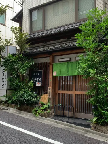 江戸富士の海鮮丼は富士山のように盛り付けられた海鮮が特徴です。
