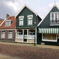 📍 Why Visit in Summer? Just 15 minutes from Amsterdam, Zaandam blends iconic Zaanse Schans windmill