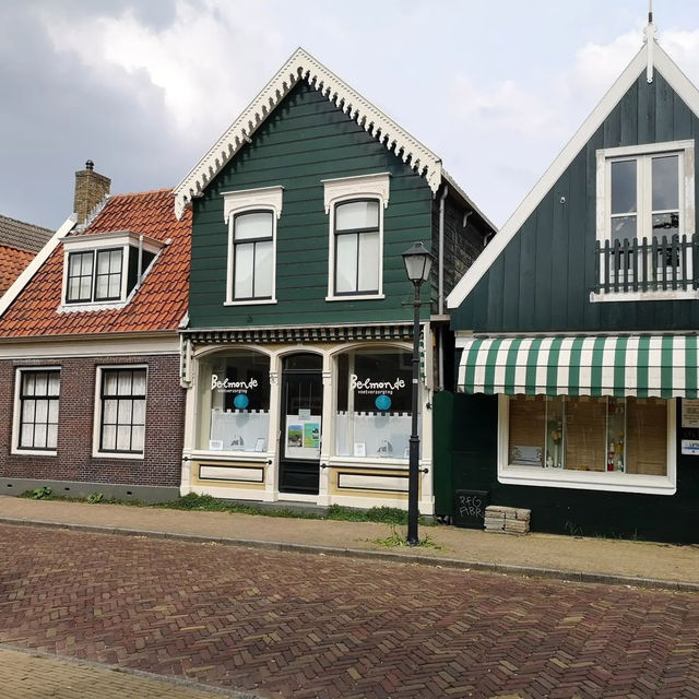 📍 Why Visit in Summer? Just 15 minutes from Amsterdam, Zaandam blends iconic Zaanse Schans windmill