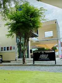 Skoop Beach Café Pattaya เป็นคาเฟ่ริมหาดแบบมินิมอล