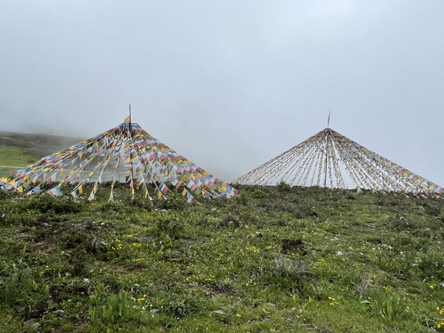  📍 G318 Nima Sacred Mountain Service Area – A Unique Tibetan-style Stop at 4668m