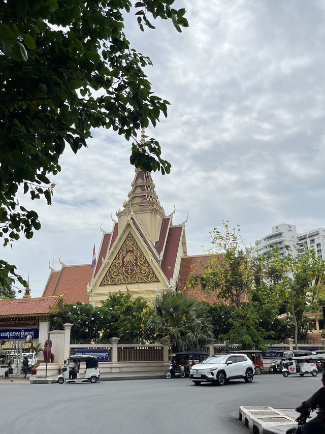🇰🇭 Phnom Penh’s Heartbeat: Independence Monument at Sunset 🏛️🌇