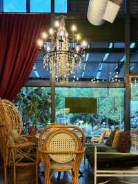 Dine with the lake view 😎