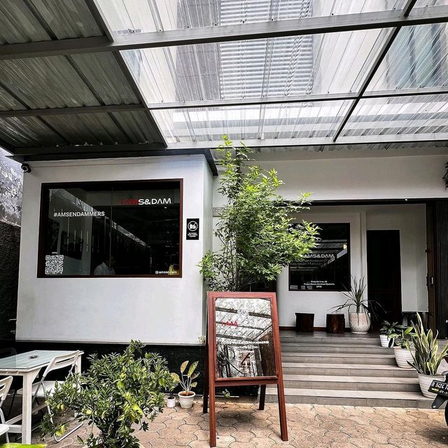Ams&Dam Cafe