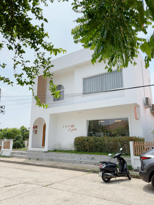 Iso 400 studio คาเฟ่มินิมอล สวยๆ ที่มหาสารคาม