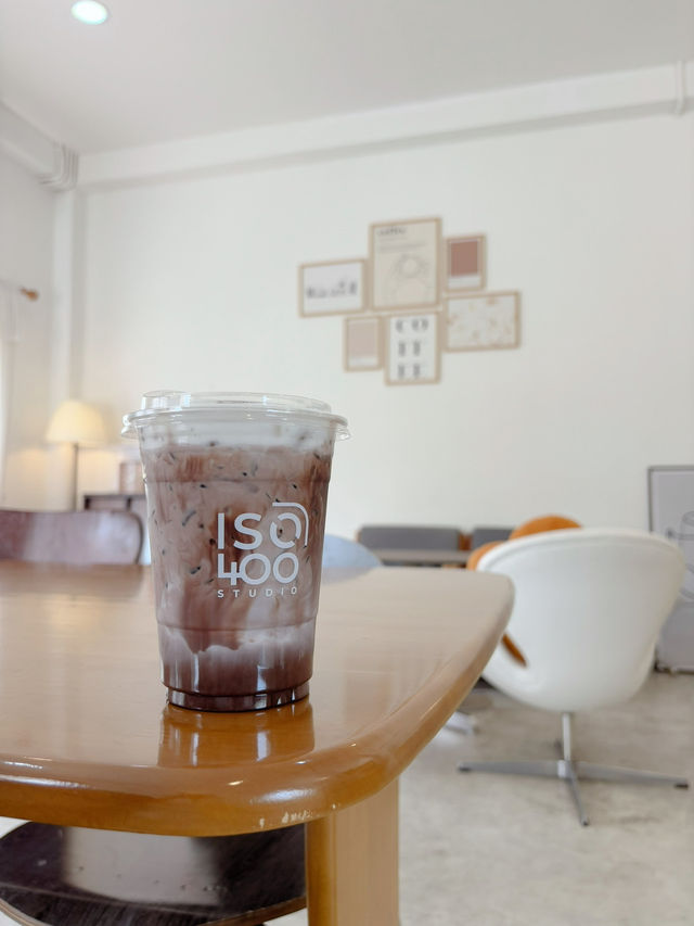 Iso 400 studio คาเฟ่มินิมอลแห่งสารคาม