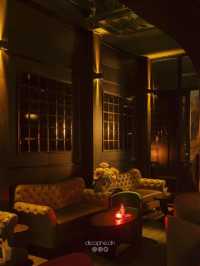 evokes the spirit of the Roaring Twenties