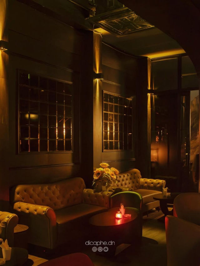 evokes the spirit of the Roaring Twenties